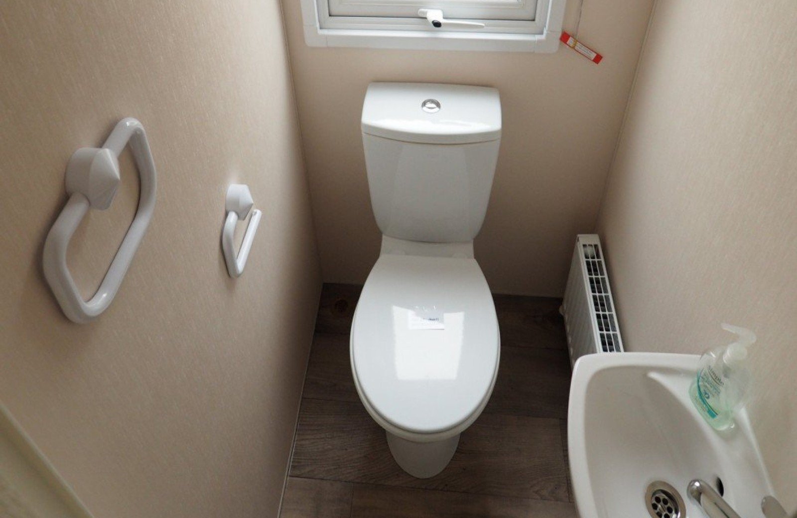 Toilet chalet