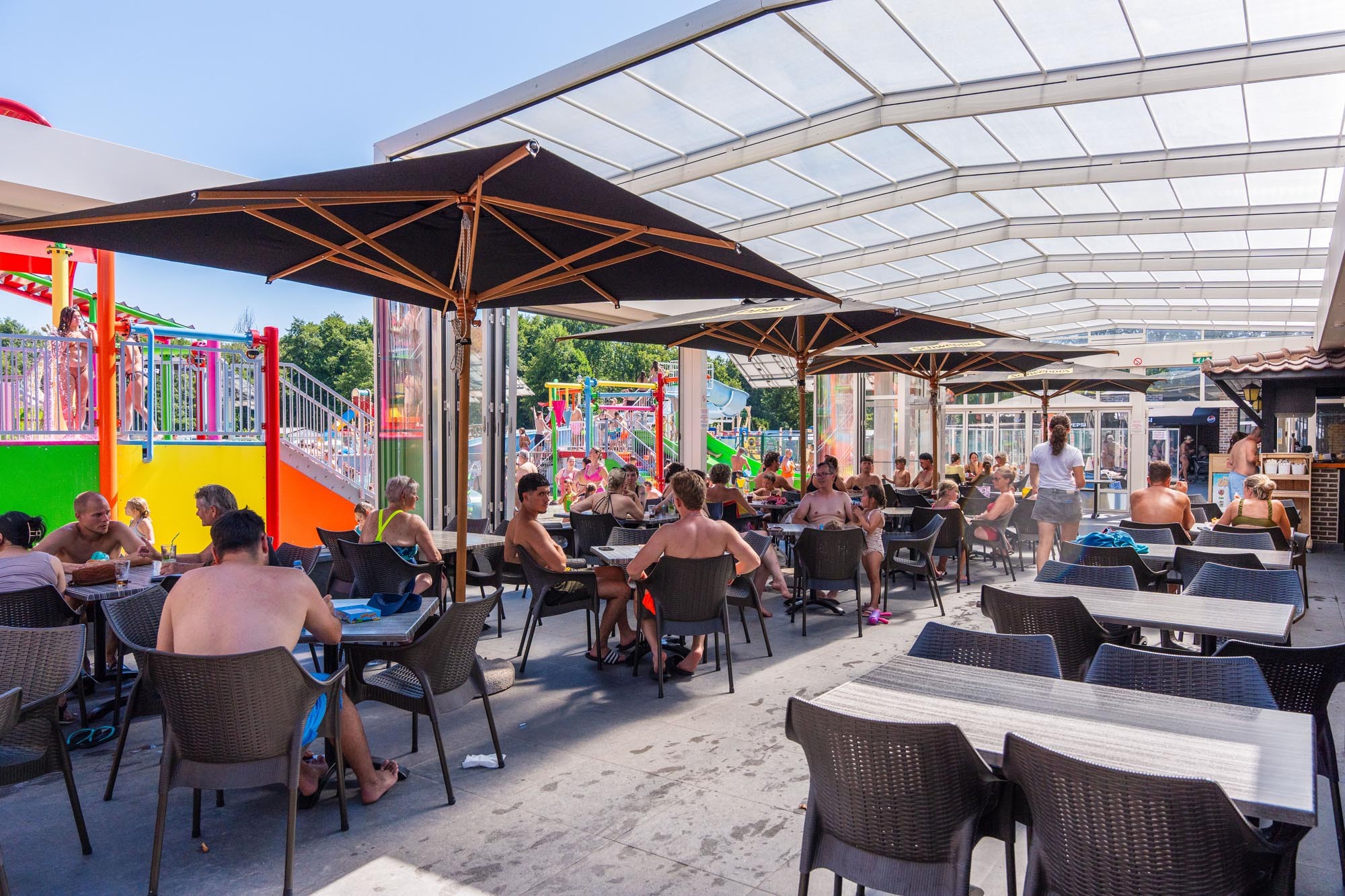 Gasten op het terras bij camping Wilhelm Tell